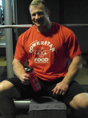 Mein ständiger Begleiter im Training, die Powerstar Food Trinkflasche mit RC Hardcore BCAA
