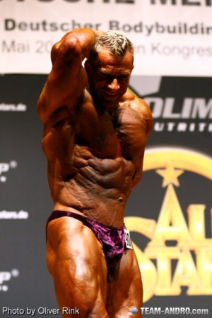 So wie 201,1 bei dem Gewinn des Deutschen Meistertitels in der KLasse bis 90 kg, will Achim bald wieder auf der Bühne Vollgas geben und seine Topform präsentieren!