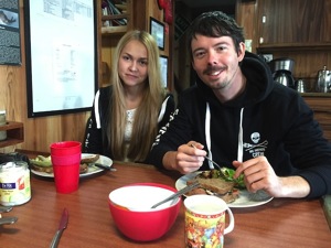Peter Hammarstedt und Makayla von POWERSTAR FOOD beim Lunch auf der Bob Barker.JPG Peter Hammarstedt und Makayla von POWERSTAR FOOD beim Lunch auf der Bob Barker